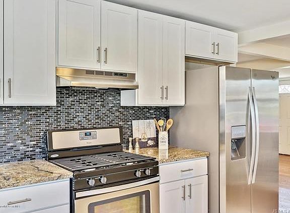 4th image of 742 Windsor Pl