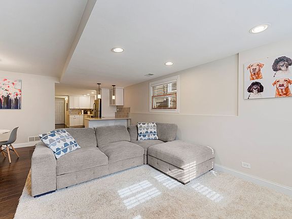 3rd image of 1728 W Barry Ave #1