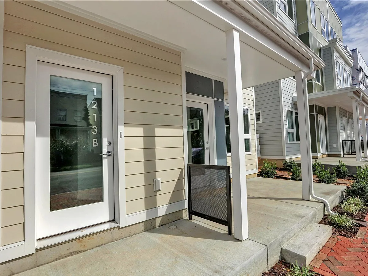 3 bed, 2.5 bath, 1834 sqft, $2,395 — Photo 4