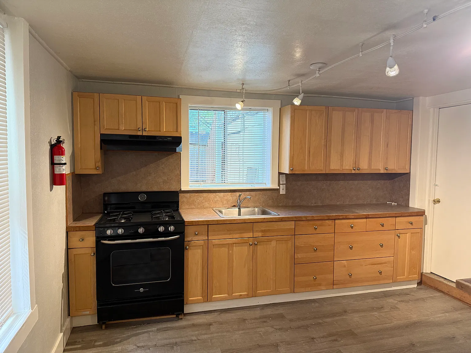 3 bed, 1200 sqft, $1,895 — Photo 3