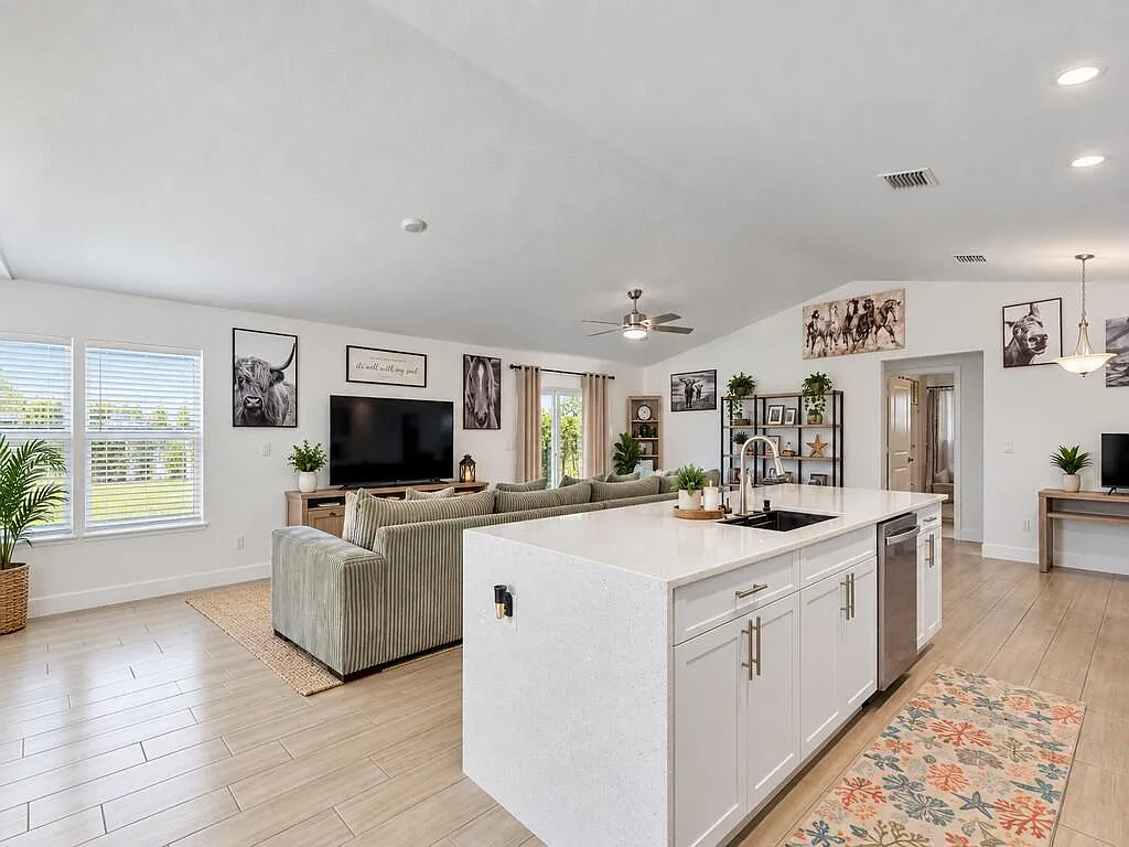 3 bed, 2.0 bath, 1954 sqft, $2,800 — Photo 3