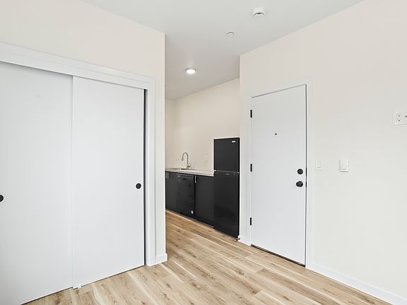 5th image of 4383 N Vancouver Ave #4385