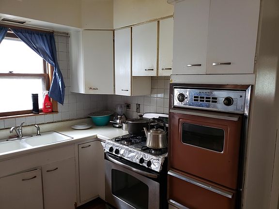 2nd image of 6427 N Lakewood Ave #2