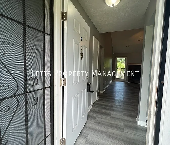 788 Crestline Dr — Photo 2
