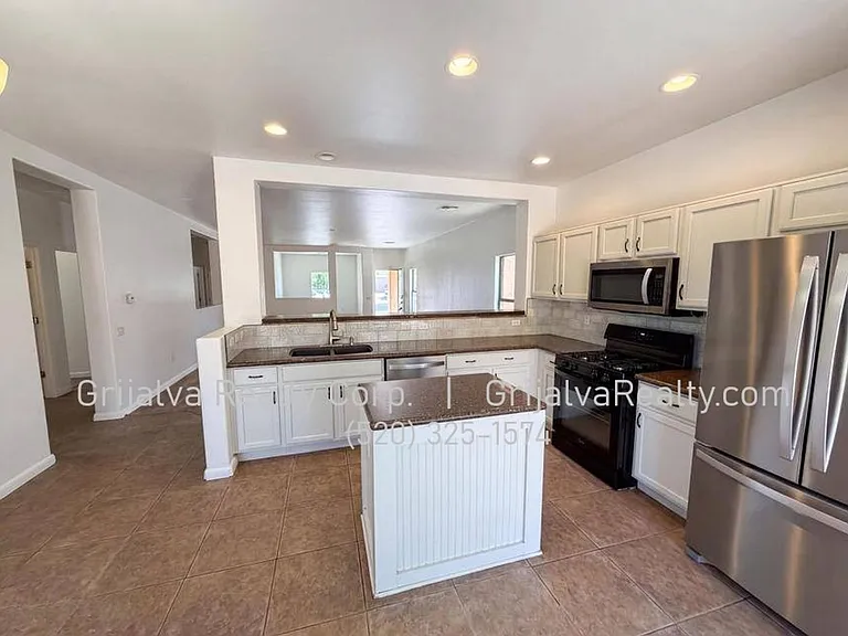 880 W Calle Valenciana — Photo 6