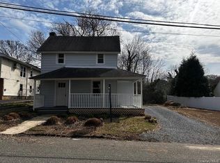 12 Canyon St, Huntington, NY 11743