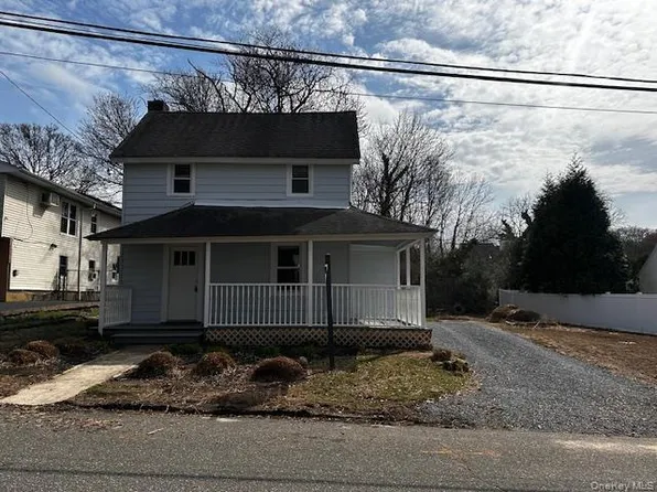 12 Canyon St, Huntington, NY 11743