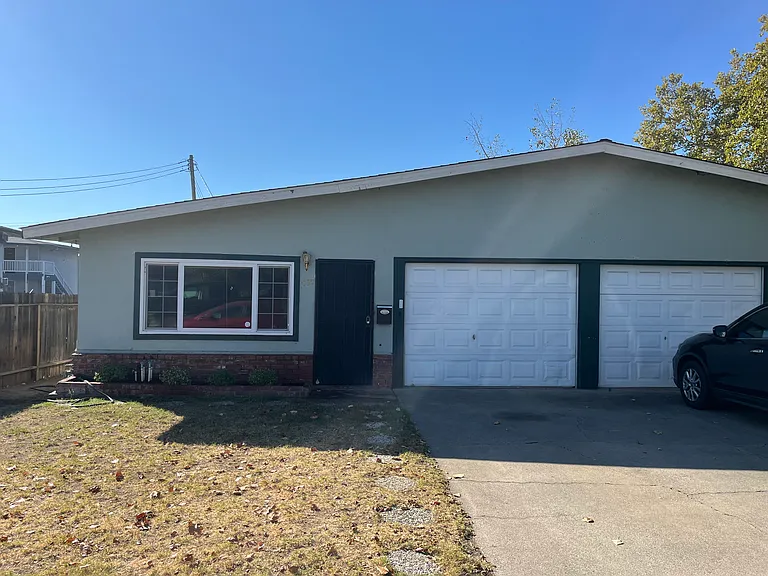1150 Smith Ln — Photo 4