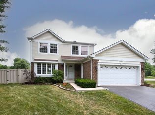1208 Robin Dr, Elk Grove Village, IL 60007