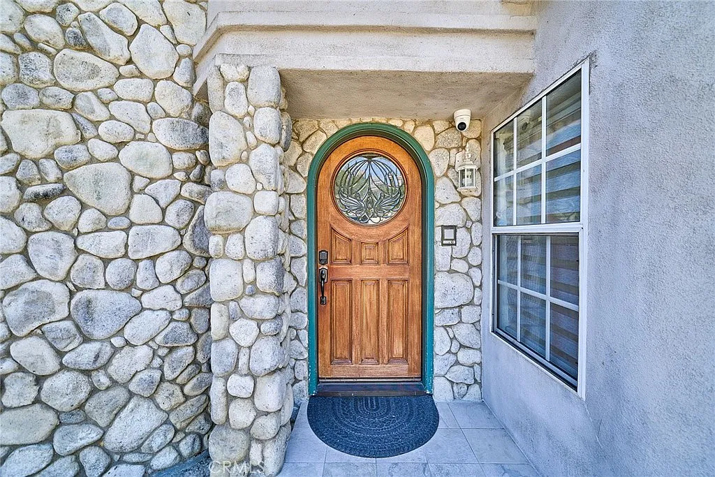 7 bed, 5.5 bath, 5966 sqft, $6,800 — Photo 2