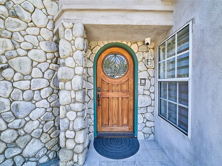 1089 Village Dr — Photo 2