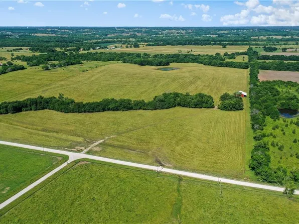 1 State Line Rd, Louisburg, KS 66053