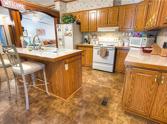5th image of 125 Camelot Dr