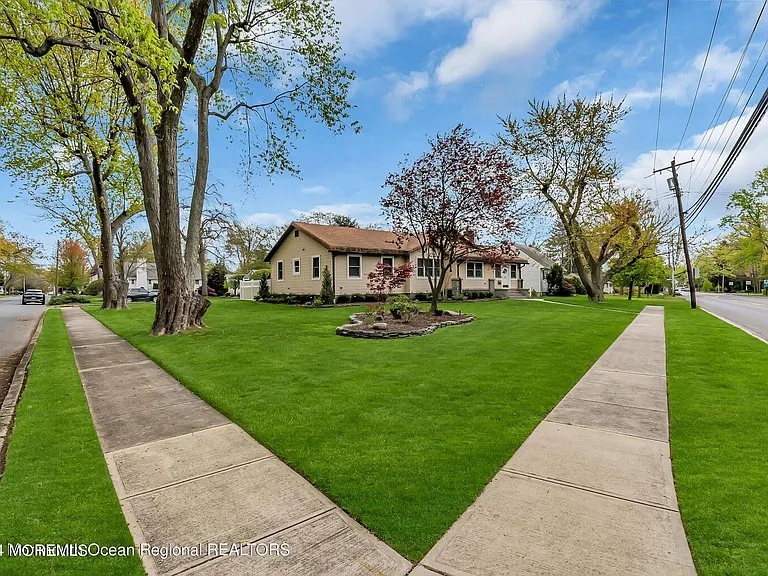 515 Monmouth Rd — Photo 35