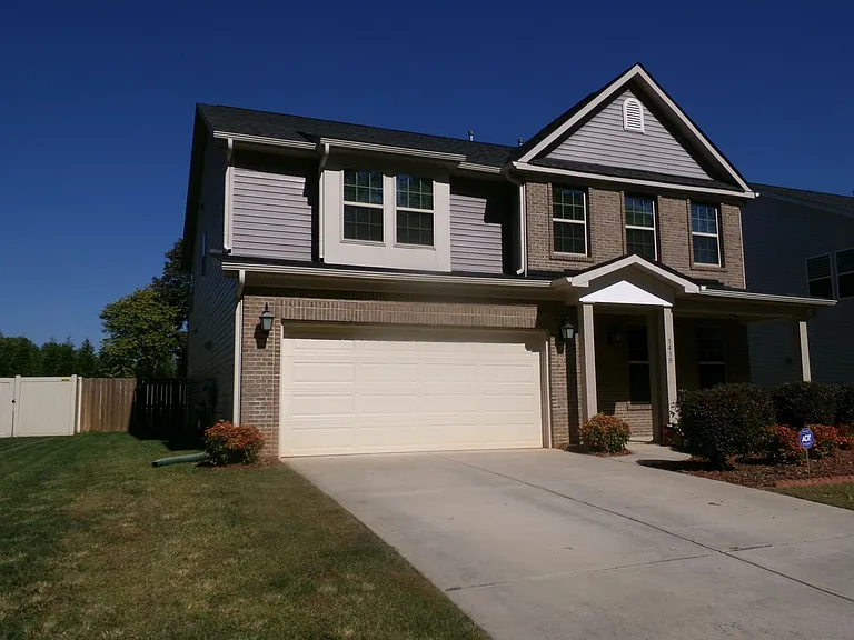 1419 Sawyer Ave — Photo 2