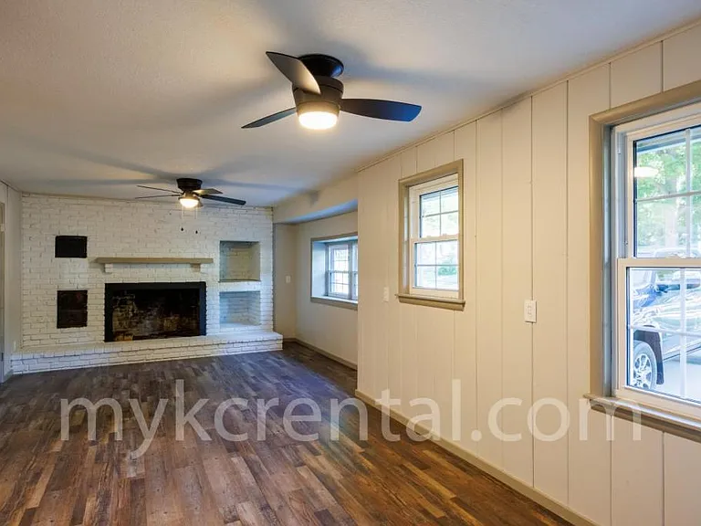 7915 W 59th Ter — Photo 6