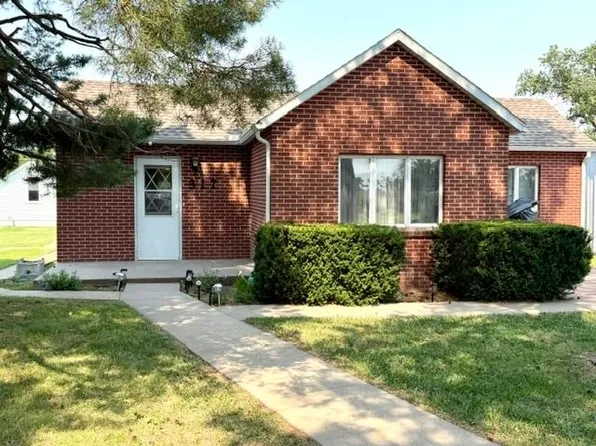 317 N 3rd St, Wakeeney, KS 67672