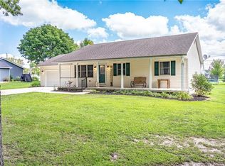 15562 N East Rd, Effingham, IL 62401