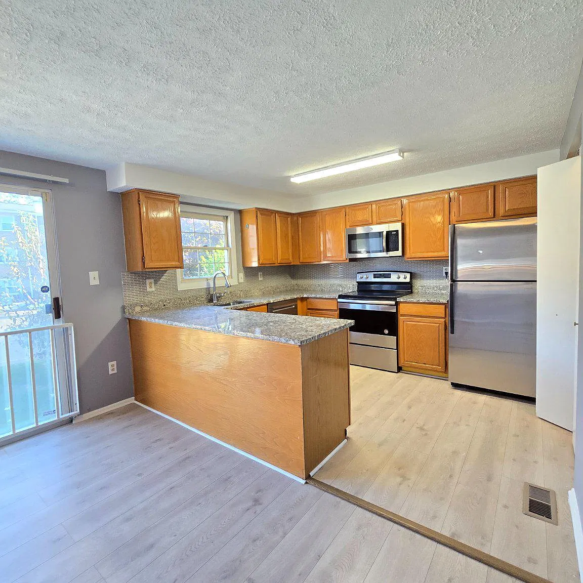 3 bed, 3.5 bath, 1732 sqft, $2,400 — Photo 3