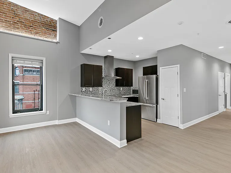 560 Madison Ave — Photo 2