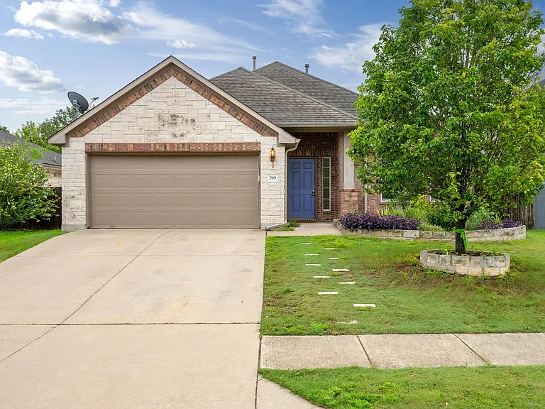 799 Clear Springs Holw — Photo 2