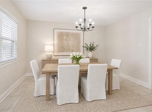 4th image of 109 Avenue E