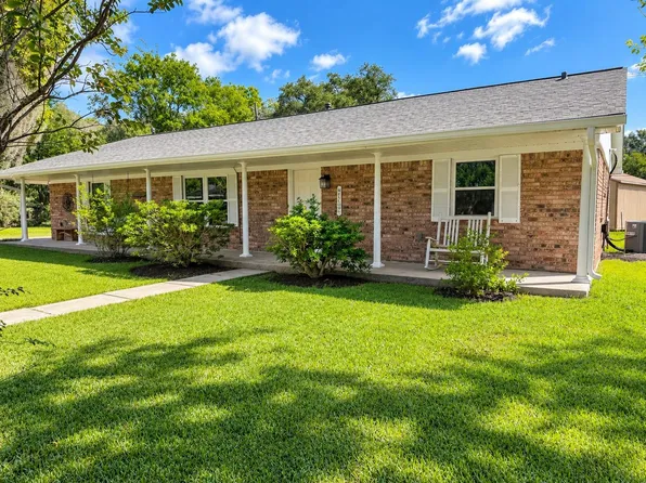 504 Edgewater St, Clute, TX 77531