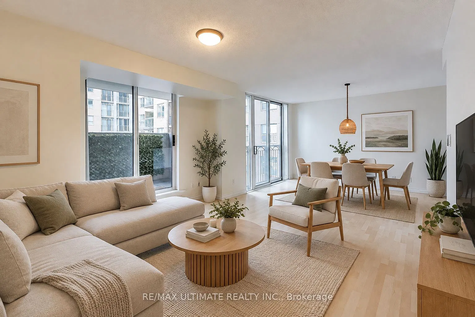 313 Richmond St E — Photo 1