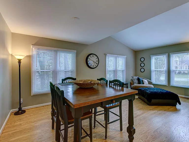 114 E Seve Ct — Photo 5