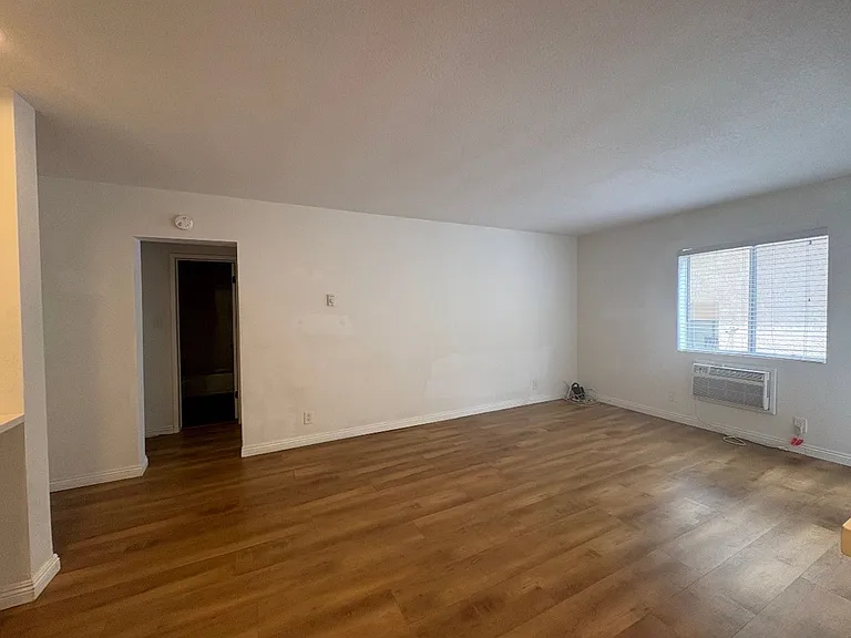 1518 E 3rd St — Photo 14
