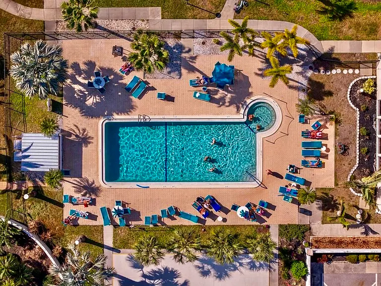 2 SWIMMING POOLS ON SITE