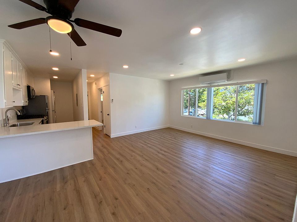 Living Room/Dining Area