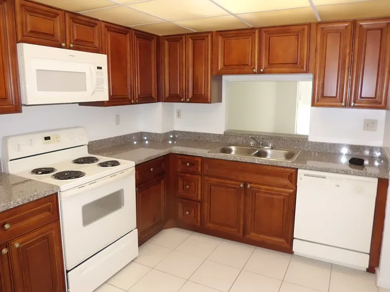Sherwood Square Apartments — Photo 15