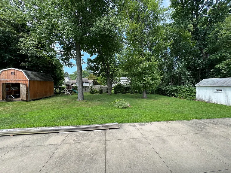 Kanawha Ave — Photo 3