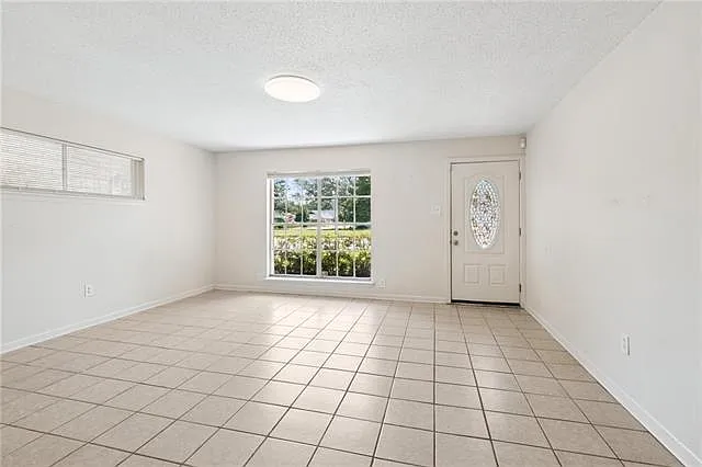 3 bed, 2.0 bath, 1835 sqft, $2,300 — Photo 3