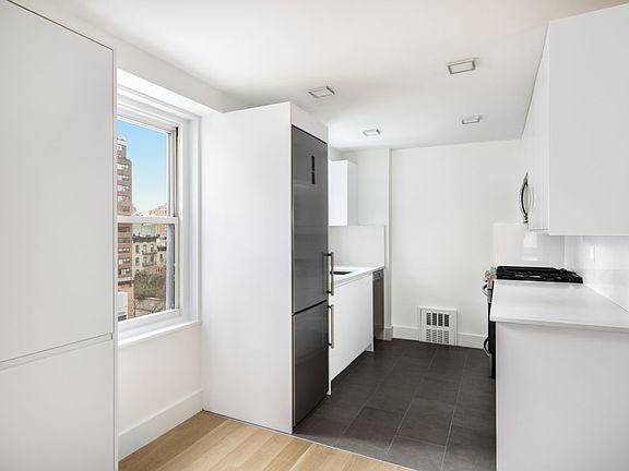 4th image of 224 E 60th St APT 8D