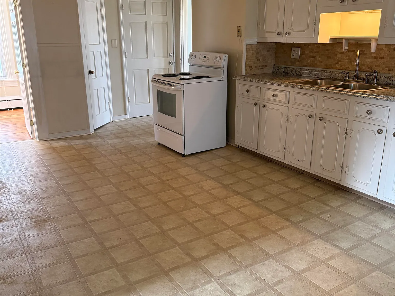 3 bed, 1.0 bath, 1100 sqft, $2,000 — Photo 4