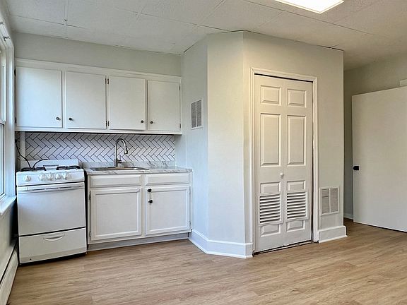 4th image of 298 Newark Ave #1