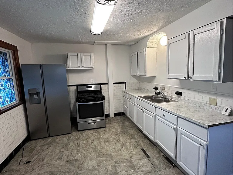 210 Squires Ave — Photo 6