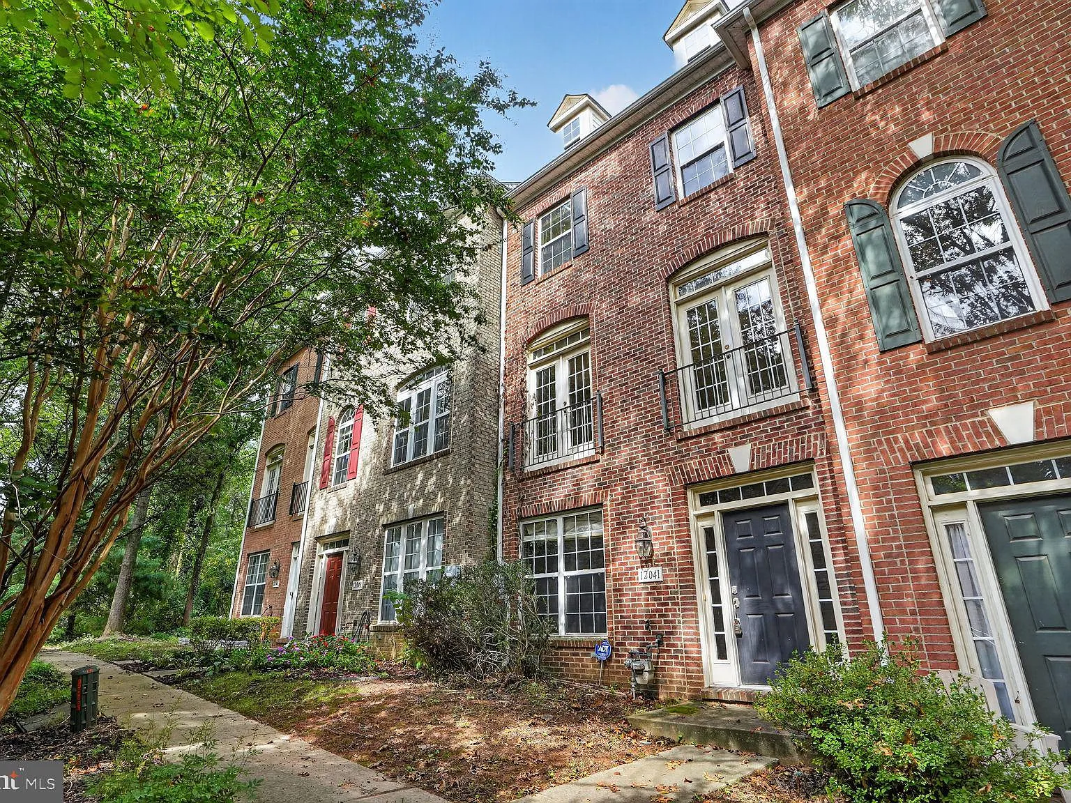 3 bed, 4.0 bath, 1600 sqft, $3,400 — Photo 2