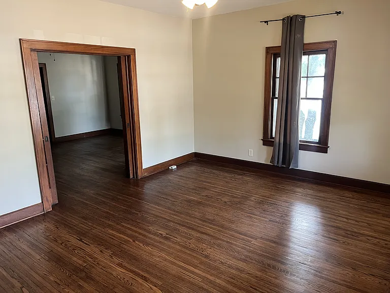 1216 N Limestone St — Photo 2