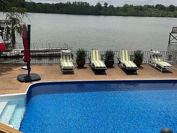 5th image of 483 Lakeshore Dr