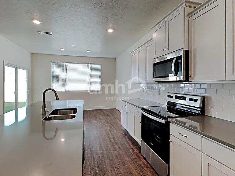 1890 N Montgomery Way — Photo 3