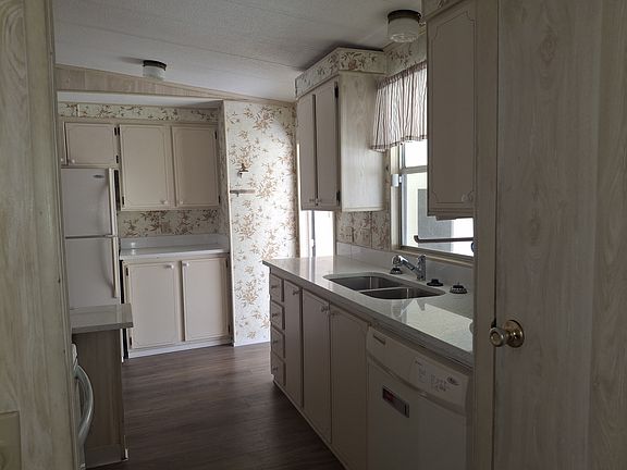 5th image of 1000 Walker St #142
