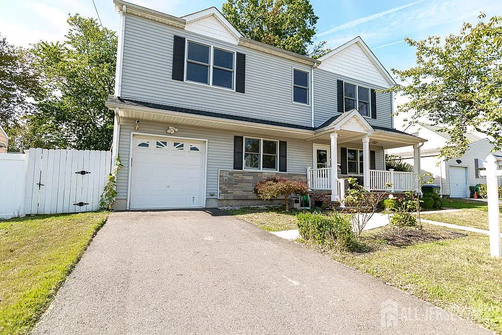 4 bed, 2.5 bath, $4,200 — Photo 1