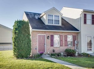 40 Fiddler Dr, New Oxford, PA 17350