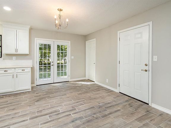 4th image of 530 Lawrence Ln