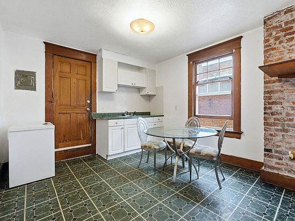 4th image of 812-810 W Creighton Ave