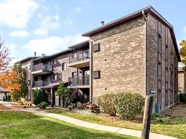 59 W 64th St APT 202, Westmont, IL 60559