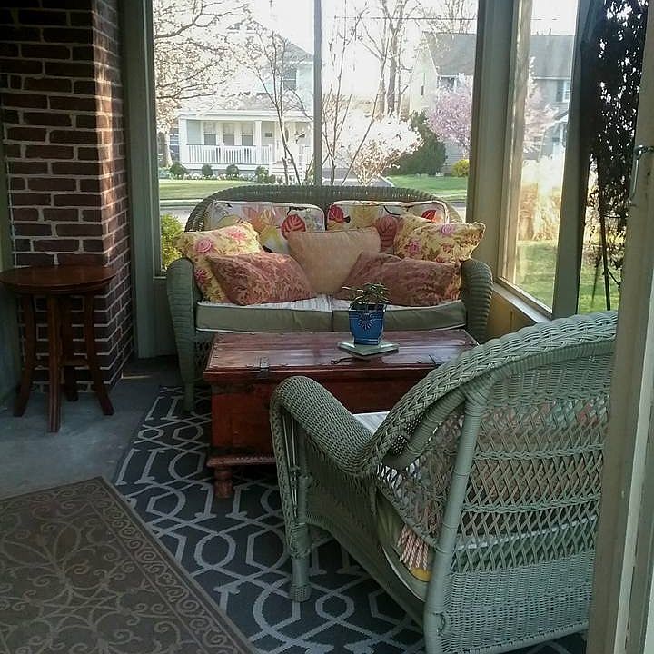 Cozy Screened in porch